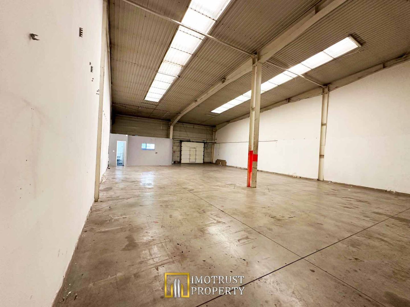 Hală 227 mp UTA Arad – Acces rapid auto și transport public - Poză 3