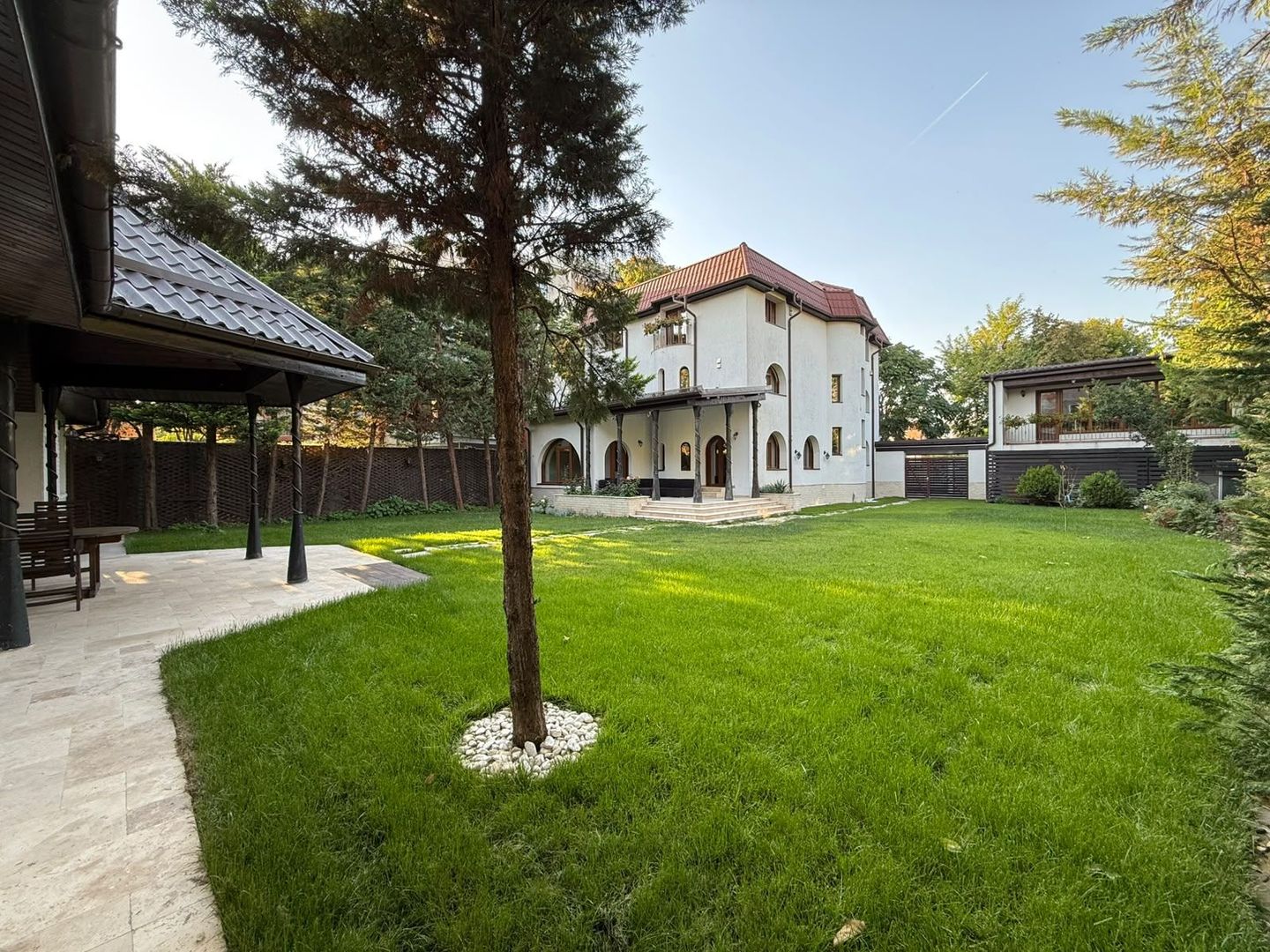 Vilă elegantă cu teren de aproximativ 1.000 mp - Poză 1