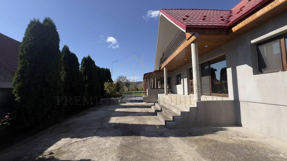 Casa de vanzare la 13 km de Onesti - Poză 1