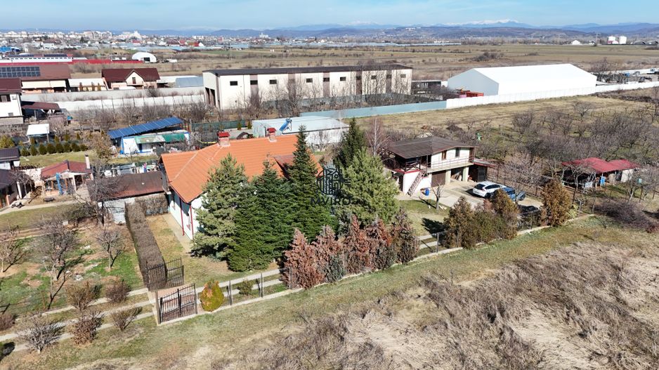 Casa de vanzare in Targoviste - 5 camere, 2 garaje, teren generos - Poză 3
