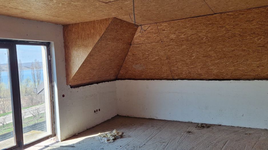 Vand vila la rosu cu teren 2700mp - Poză 9