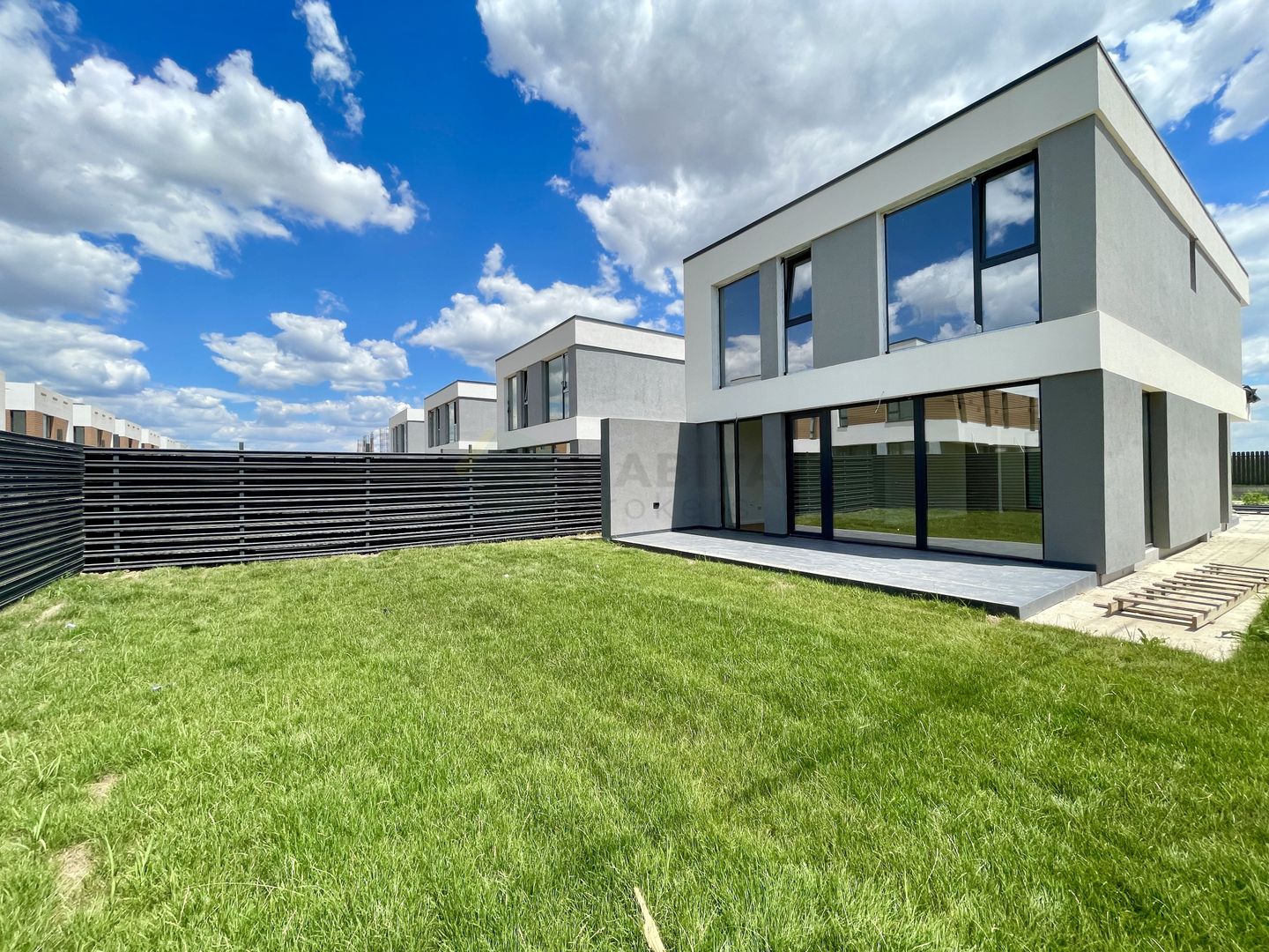 Vila Individuala 5 camere Tunari - Poză 1