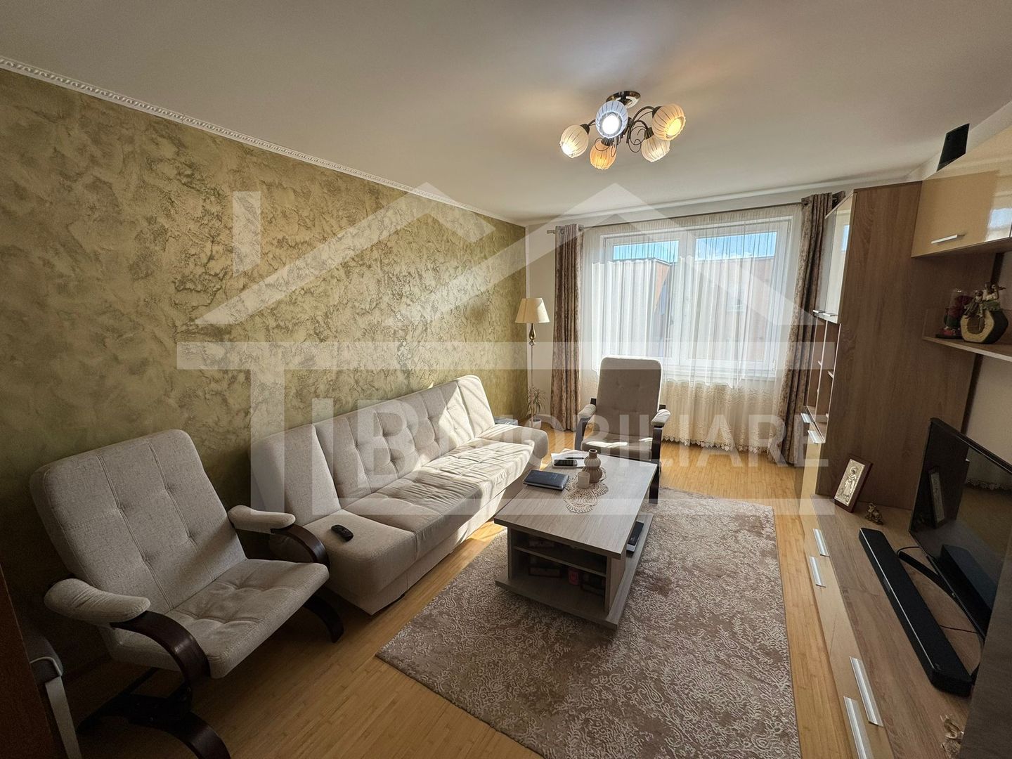 Apartament cu 3 camere, 70 mp, decomandat, Zona Diamant - Poză 1