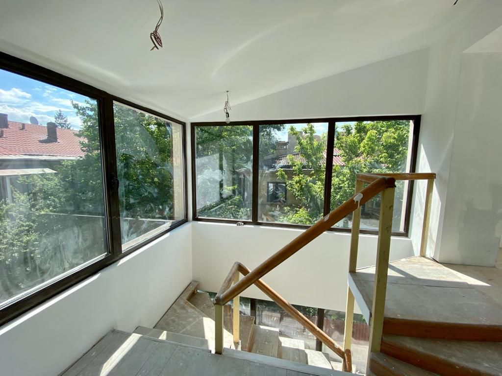 Refugiu Urban cu Eleganță Clasică – Vilă Renovată în Inima Primăverii - Poză 16