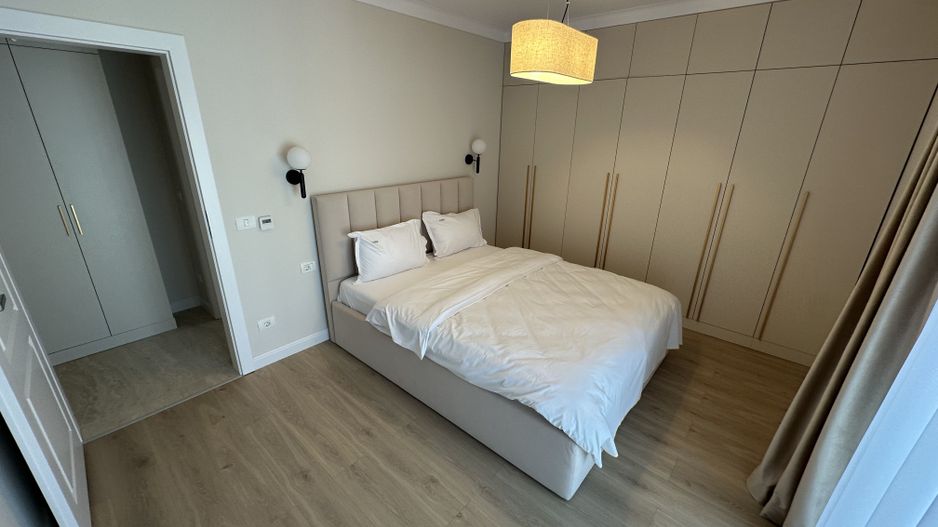 Apartment deosebit cu curte proprie se vinde complet mobilat - Poză 15
