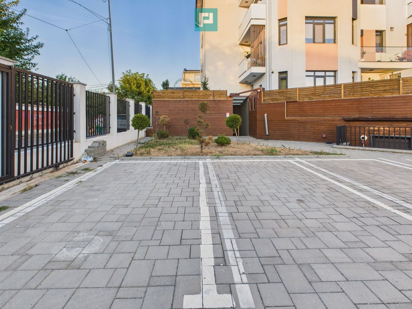 Apartament 2 camere cu 2 băi, 2 locuri de parcare si curte - Poză 20