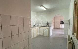 Casa de vânzare cu 8 camere de tip P+E+M in zona Rogerius, Oradea - Poză 4