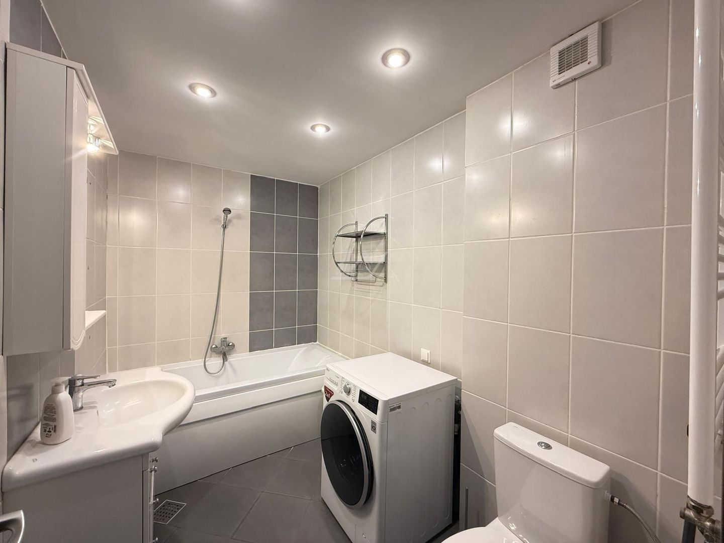 Complex Uranus. Balcon mare. Loc de parcare subteran. - Poză 6