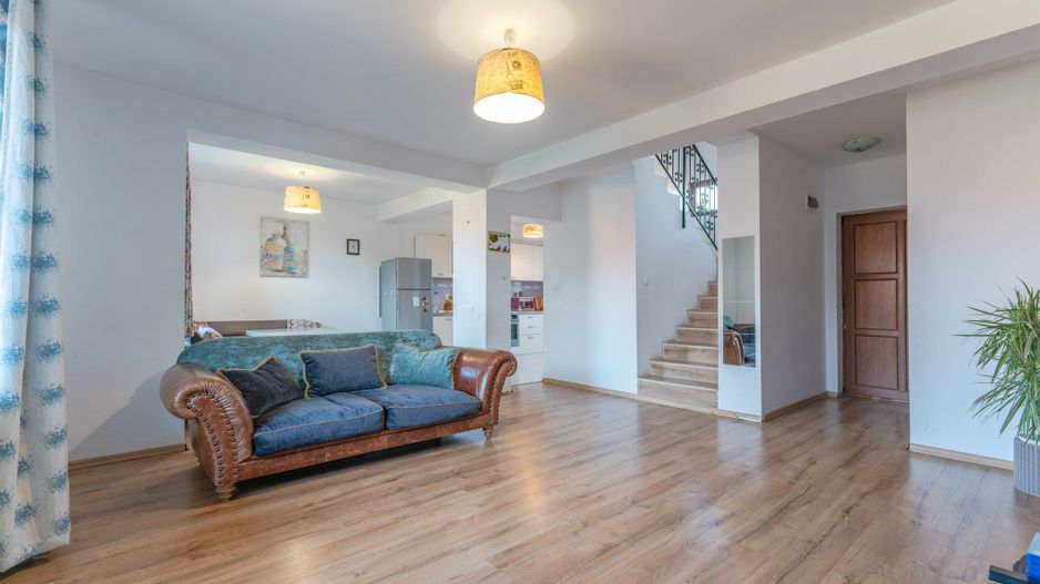 Casa insiruita compusa din 4 camere in Sanpetru - Poză 2