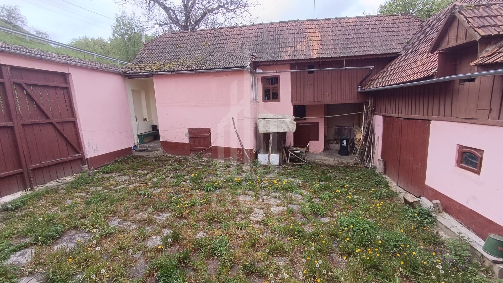 Gospodărie tradițională de vânzare în Poiana Sibiului – doar 25.000 Euro - Poză 10