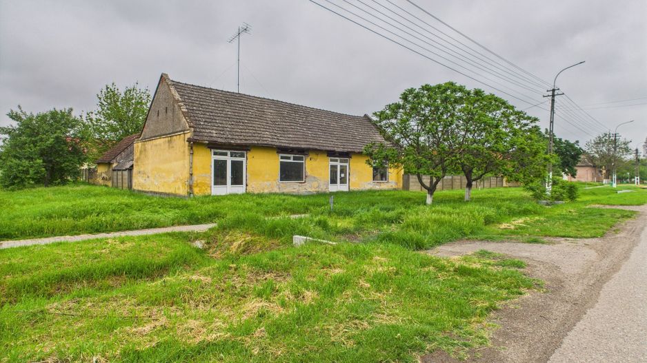 Casă de reabilitat pe teren generos- Comuna Variaș - Poză 3