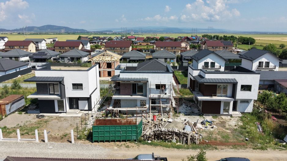 VILĂ CU DESIGN MODERN ȘI PRIVELIȘTE SPECTACULOASĂ CĂTRE MUNȚI - Poză 2
