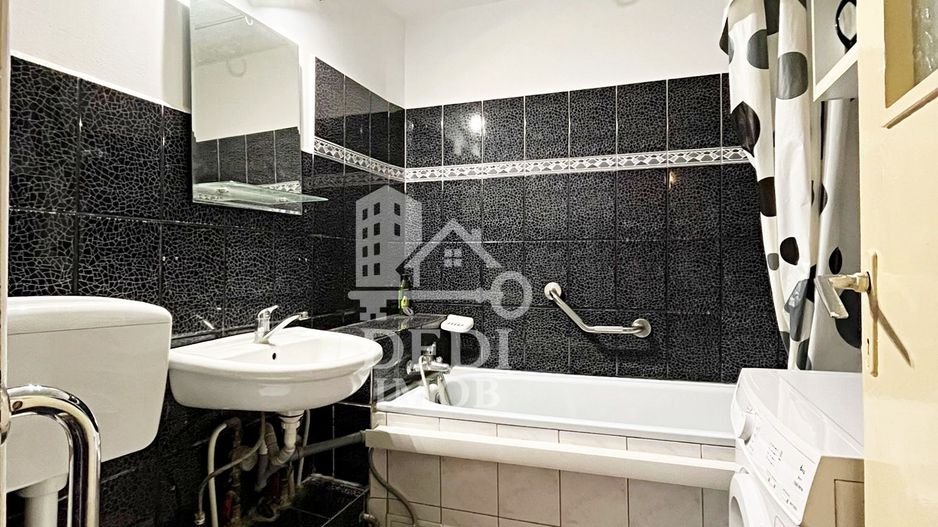 Apartament cu 3 camere de vanzare in zona Rogerius, Oradea - Poză 13