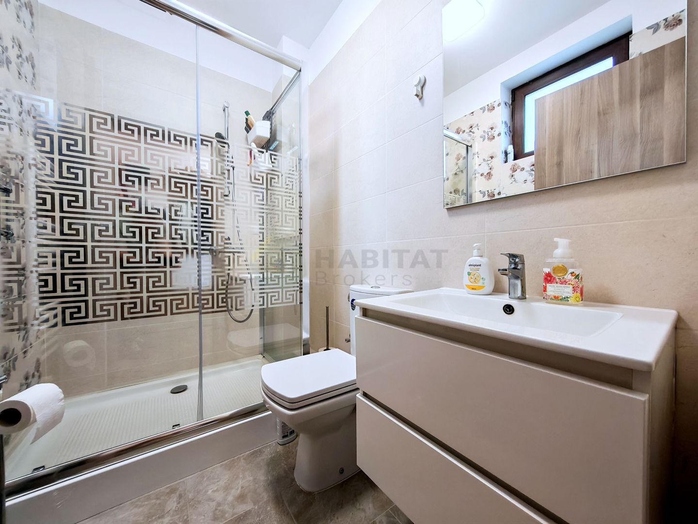 Prima inchiriere, vila cocheta, cu accente exotice - Poză 11