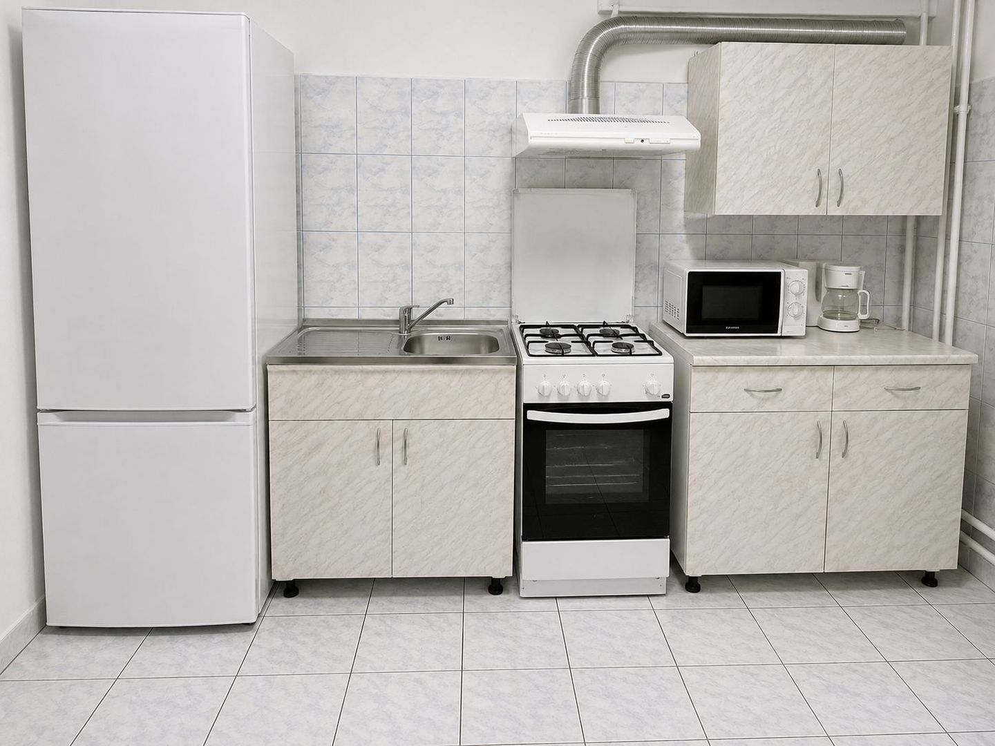 Apartament spațios cu 3 camere, 75 mp, decomandat, 2 băi, 2 balcoane – - Poză 1