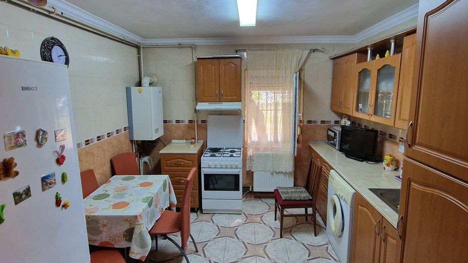 Vând apartament 3 camere - Poză 1