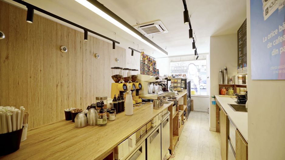 Spatiul comercial Piata Romana ,la coloane - Poză 14