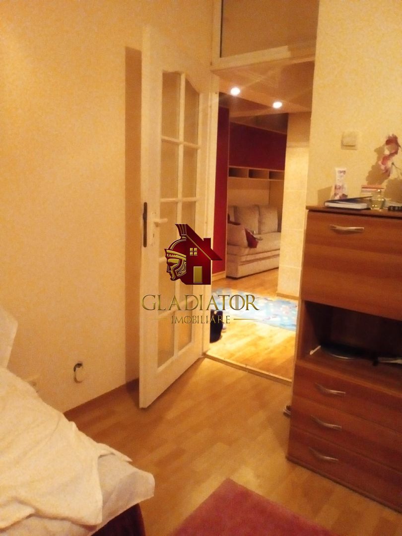 Tg Cucu - Podu de Fier, Str. Cucu Apartament 3 camere, zona centrala - Poză 2