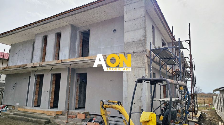 Apartament cu 3 camere, 2 bai, curte proprie, parcare si boxa 40 mp - Poză 1