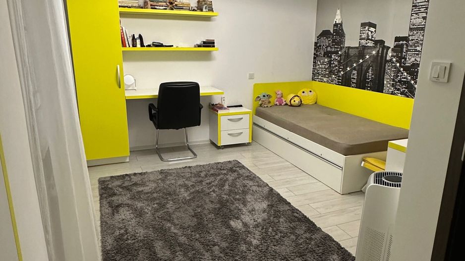 Apartament de vânzare, modern, cu 4 camere, garaj și curte - Poză 6