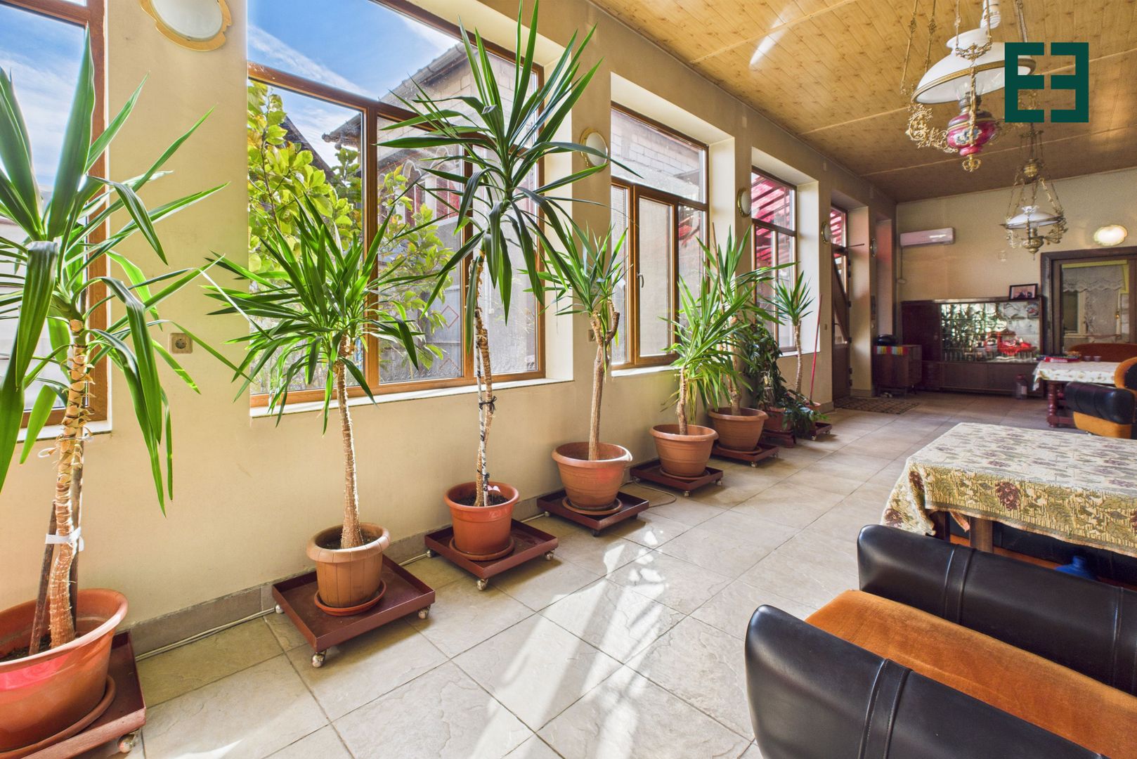 Casă cu 10 camere și 1437 mp teren în Ineu - Arad - Poză 11