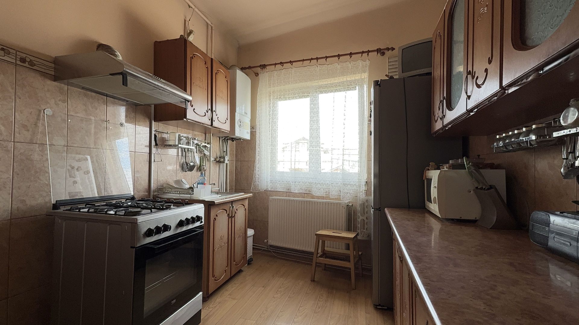 De vanzare apartament de 94MP cu curte de 90 MP - Poză 3