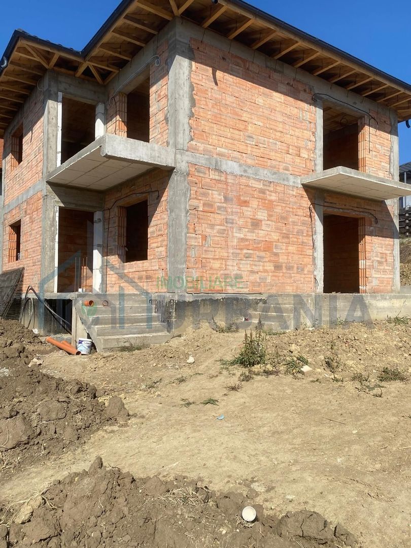 Case individuale P+E de vânzare în Valea Adâncă, Strada Debarcaderului, cu vedere spre Lacul Iezăreni - Poză 2