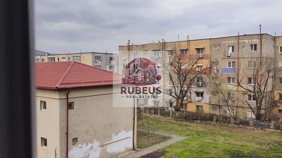 Mic la întreținere, bun la randament: apartament în Orșova - Poză 34