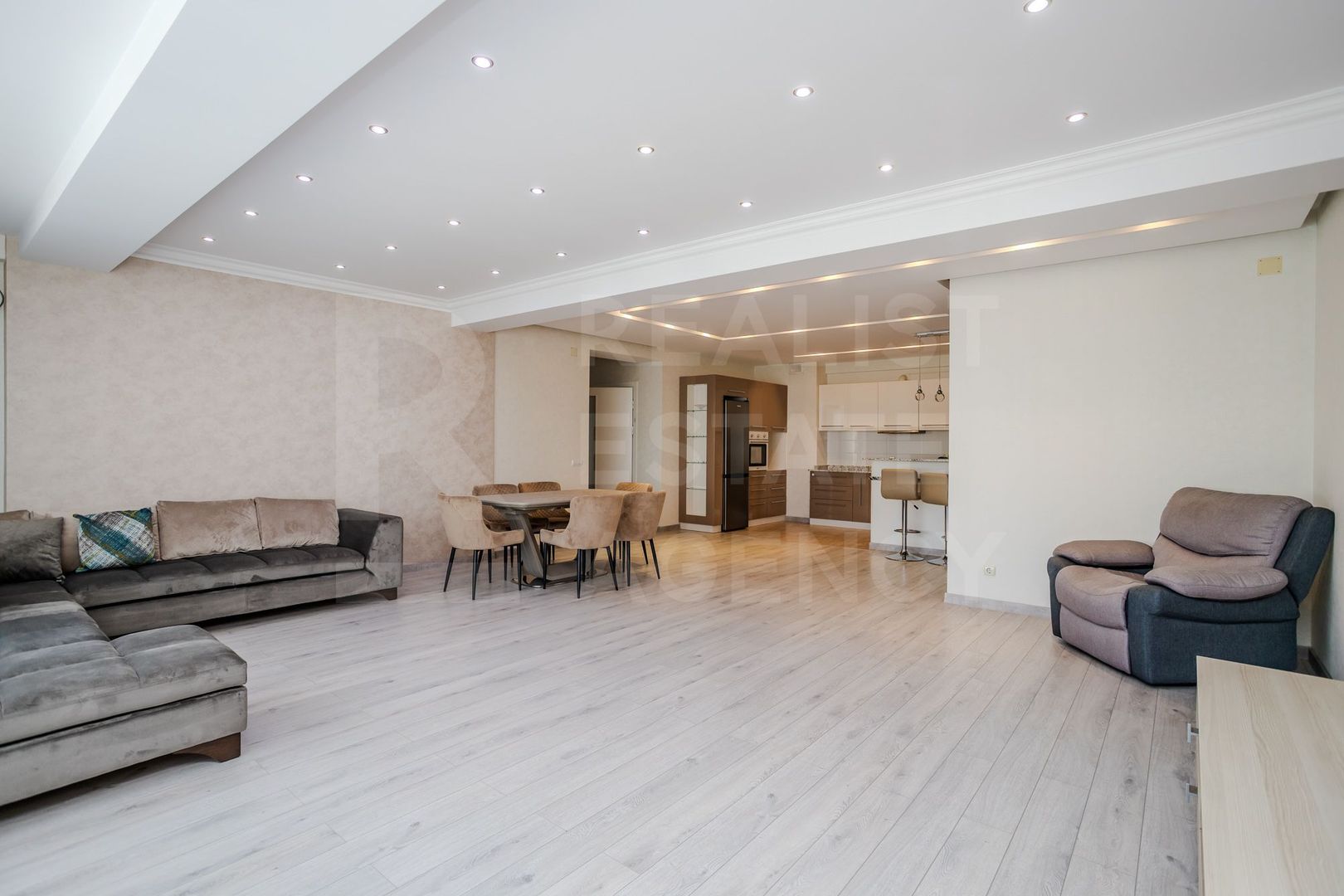 Chirie, apartament, 4 camere, str. Bucureşti, Centru - Poză 3