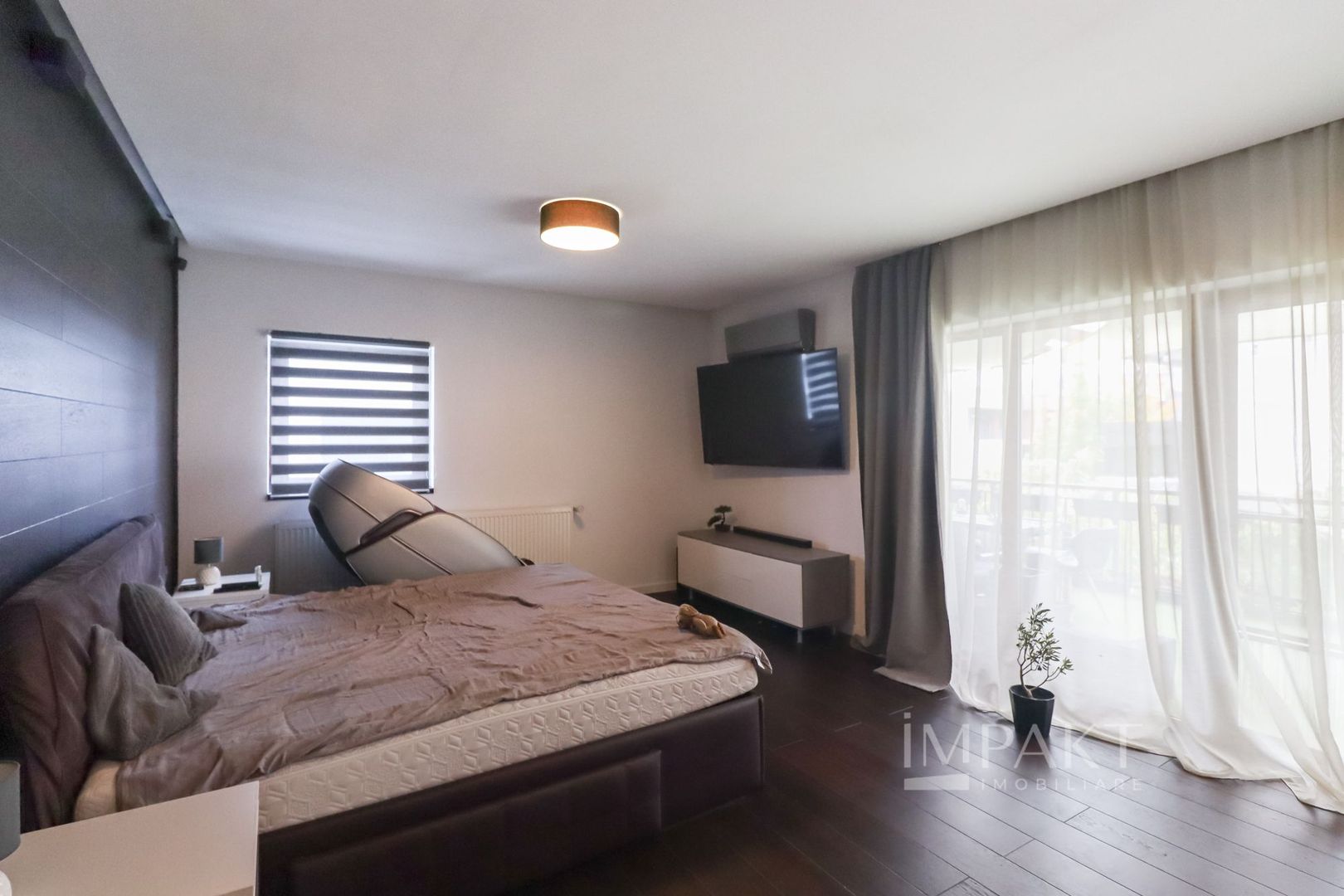Apartament spatios cu balcon si terasa, complet mobilat, Europa! - Poză 14