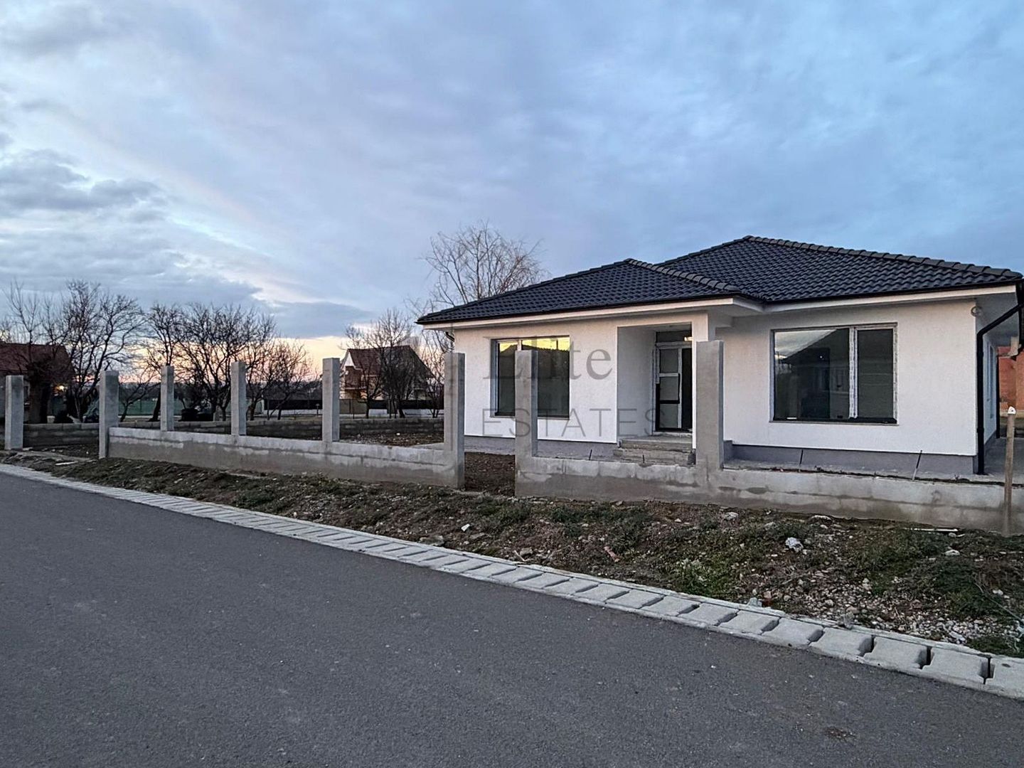 Casa noua cu 4 camere la 6 km de Oradea - Poză 1