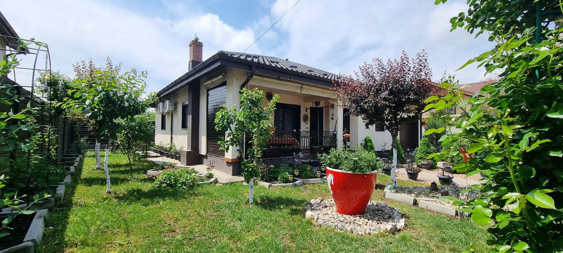 Parter cu structură pentru etaj, curte amenajată și organizare impeca - Poză 1