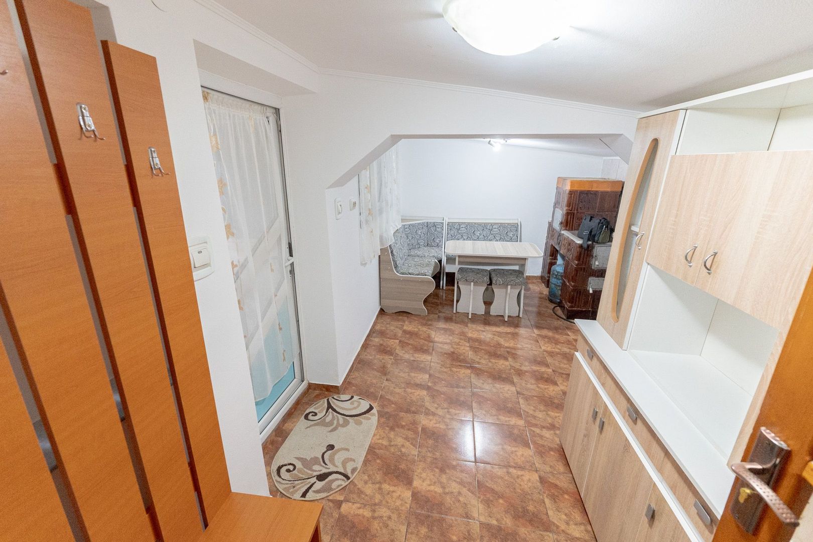 Casă cu 5 camere, complet renovată cu teren 920 mp în Tecuci - Poză 8