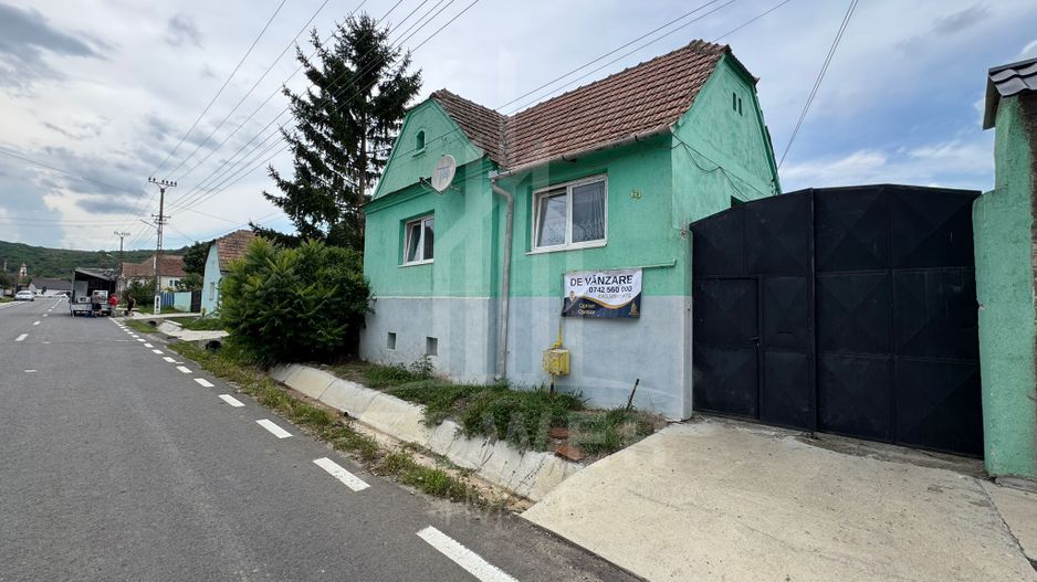 Casă spațioasă si 1790mp teren de vanzare in Hașag, la doar 30 km de Sibiu - Poză 1