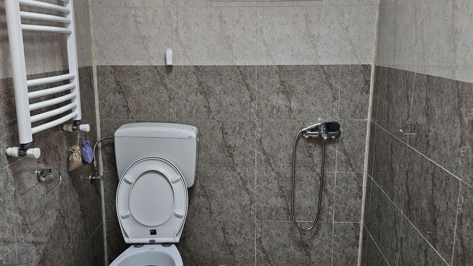 Spre Chirie - apartament 3 camere , etaj 1 in Vila - Poză 15