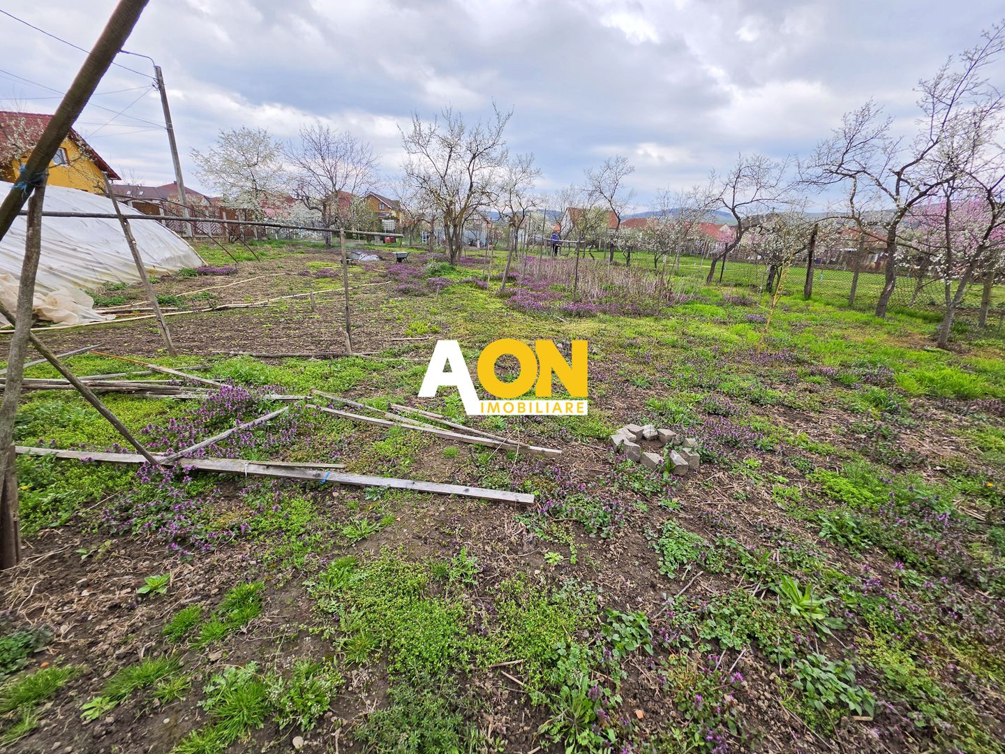 Teren intravilan parcelat, 1621 mp, cu casa demolabila, Barabant - Poză 1