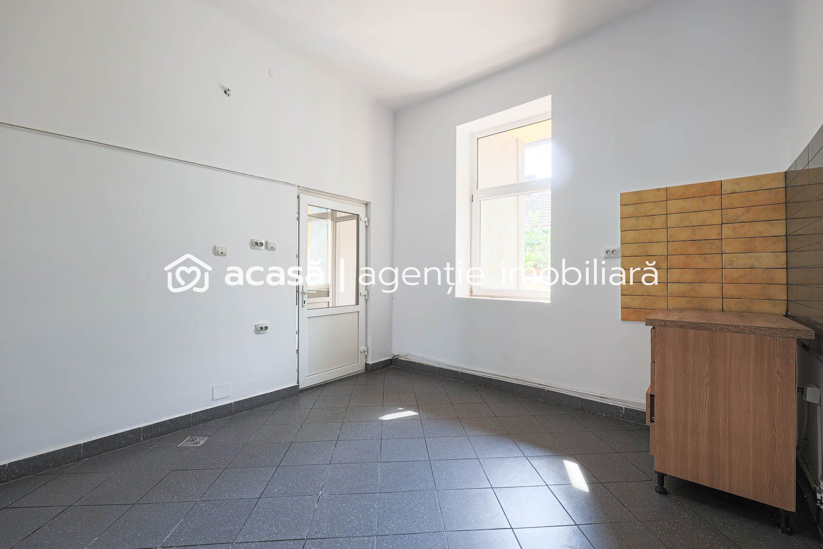 Locație excelentă: Spațiu comercial  Reprezentanță sau Închiriere. - Poză 7