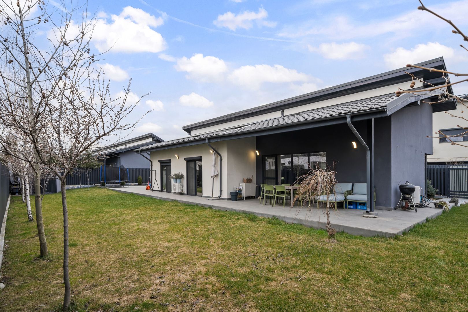 Vila pe parter cu 5 camere  | 655 mp teren | dotata cu panouri solare - Poză 1