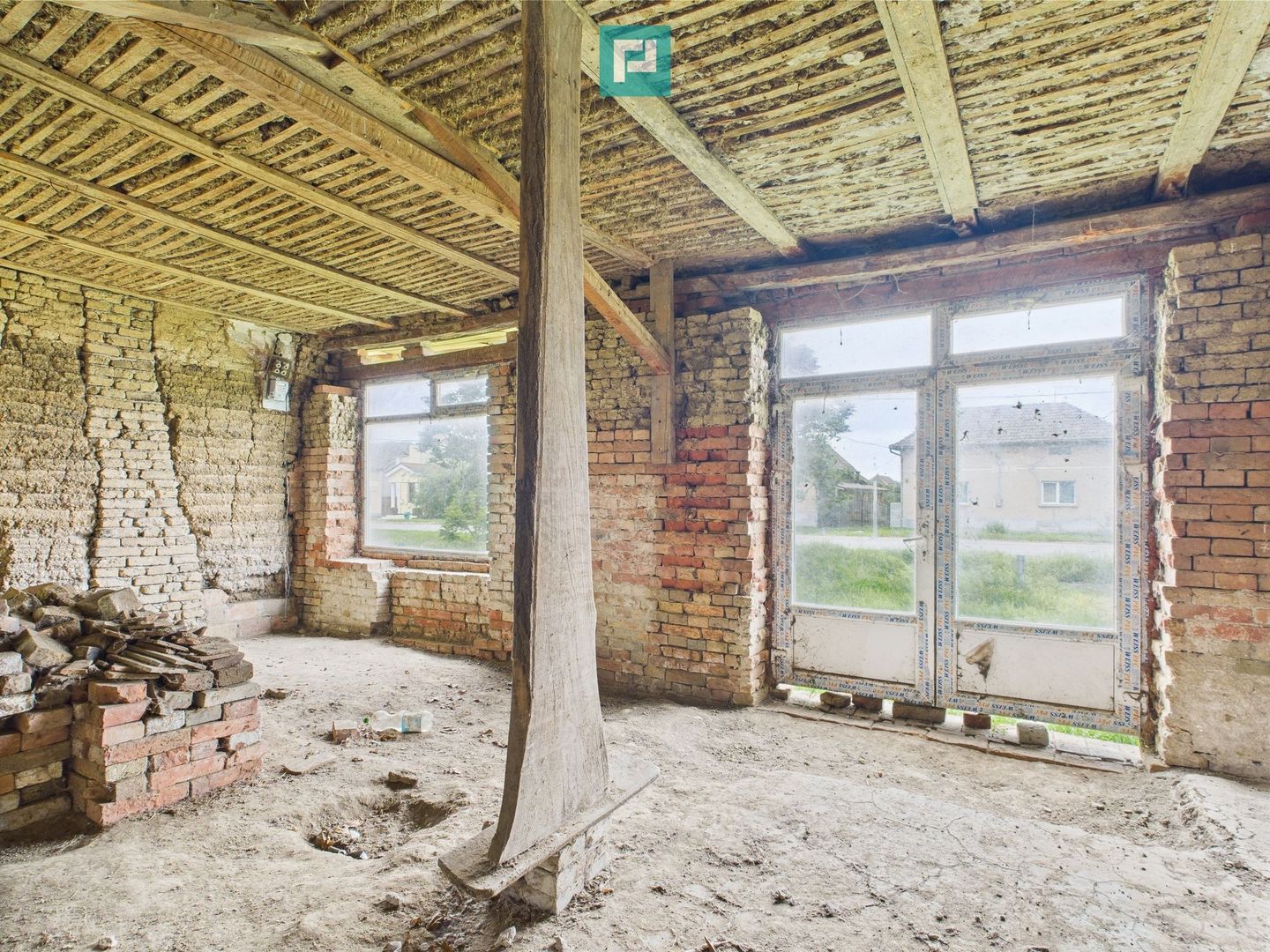 Casă de reabilitat pe teren generos- Comuna Variaș - Poză 15