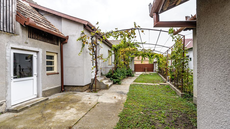 Casă la sol, renovată la gri, cu 3 camere în Nădlac * central - Poză 2