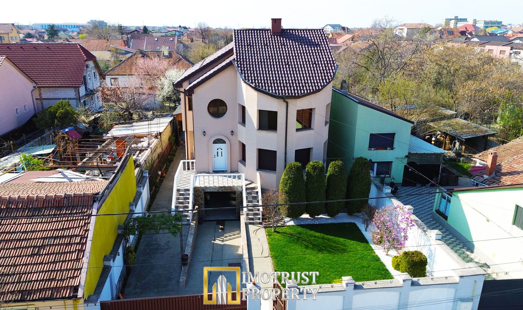 🏡 VILA DEOSEBITĂ DE VÂNZARE ÎN ARAD – ZONA CENTRALĂ - Poză 1