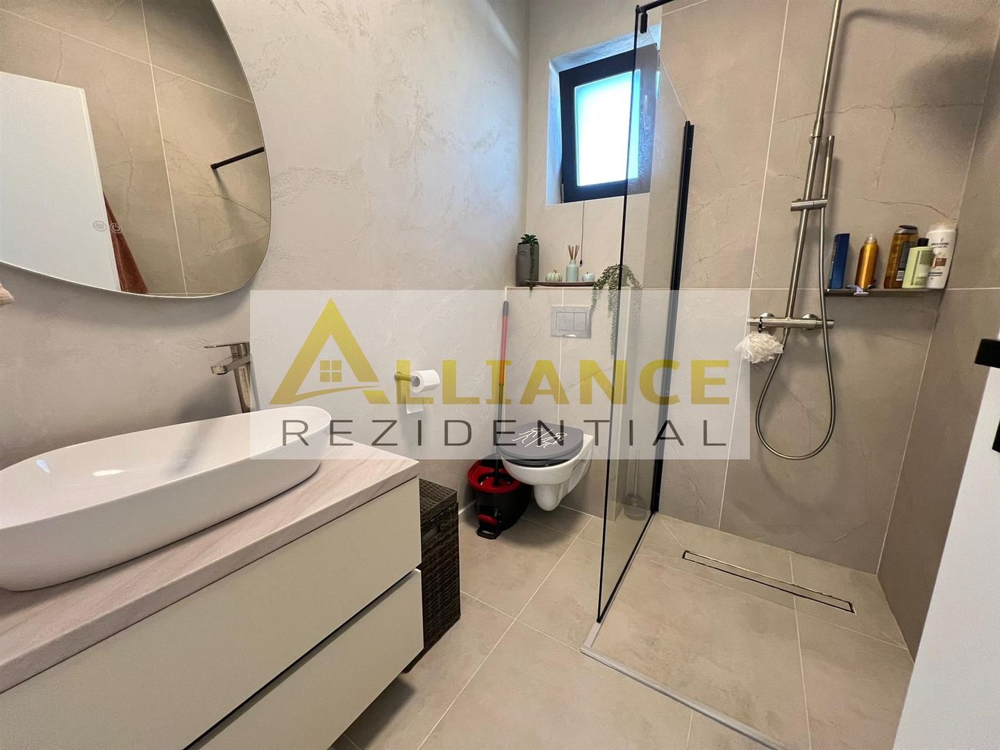 Casa individuala - 4 camere - 2 bai - la 10 min de RATB - Poză 23