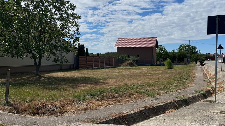 Teren intravilan de vanzare in Marghita – 800 mp, 2 fronturi stradale - Poză 1