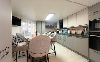 Vilă elegantă în Sinaia pe Calea Prahovei - Poză 8