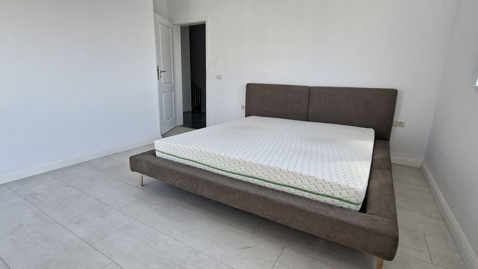 Duplex spatios cu garaj si pereti dublii - Poză 13