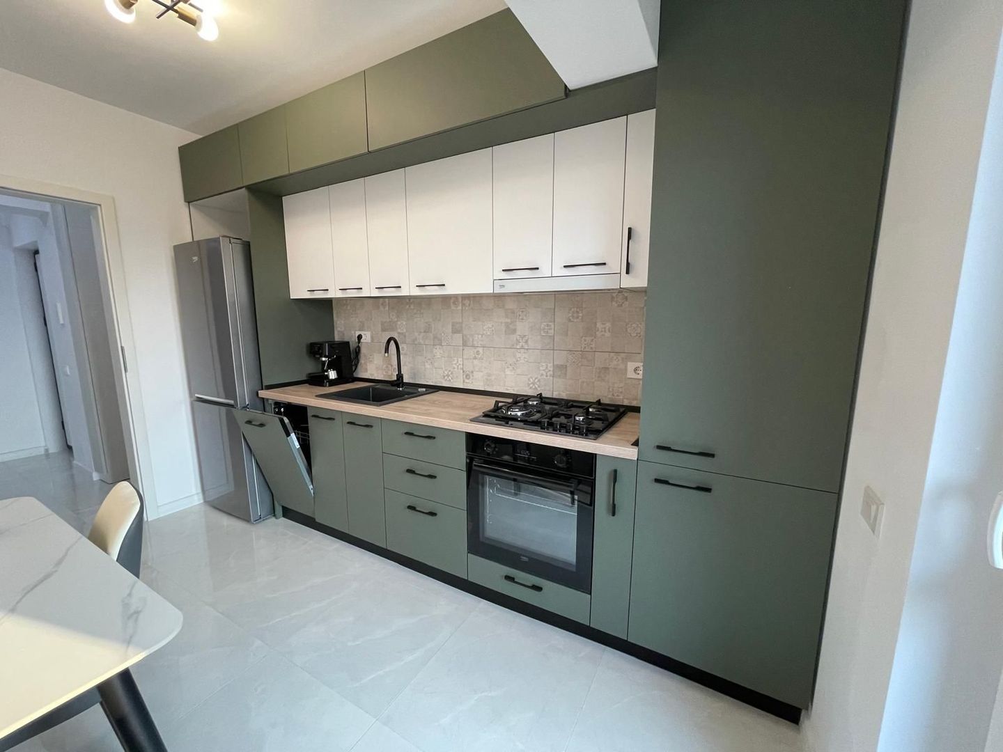 AP. 2 CAMERE- APARATORI,PARCARE INCLUSA, MASINA DE SPALAT VASE, METROU - Poză 6