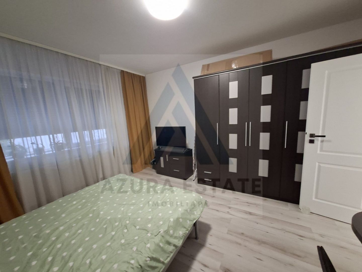 Apartament modern recent renovat 3 camere si parcare privata in Strand - Poză 8