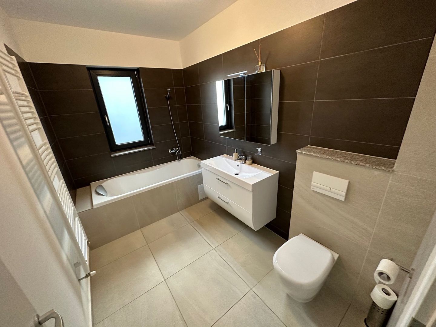 Apartament cu 3 camere de închiriat în zona Nord - Poză 15