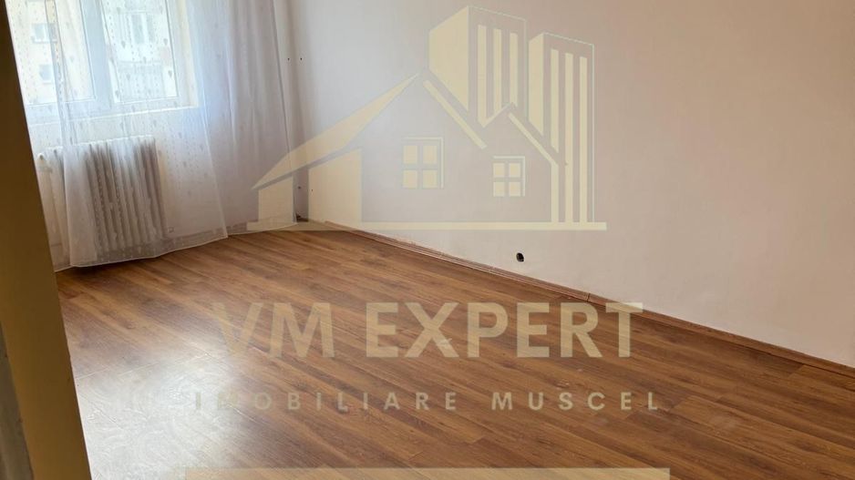 APARTAMENT 2 CAMERE ETAJ 4 VISOI ZONA MOL - Poză 1