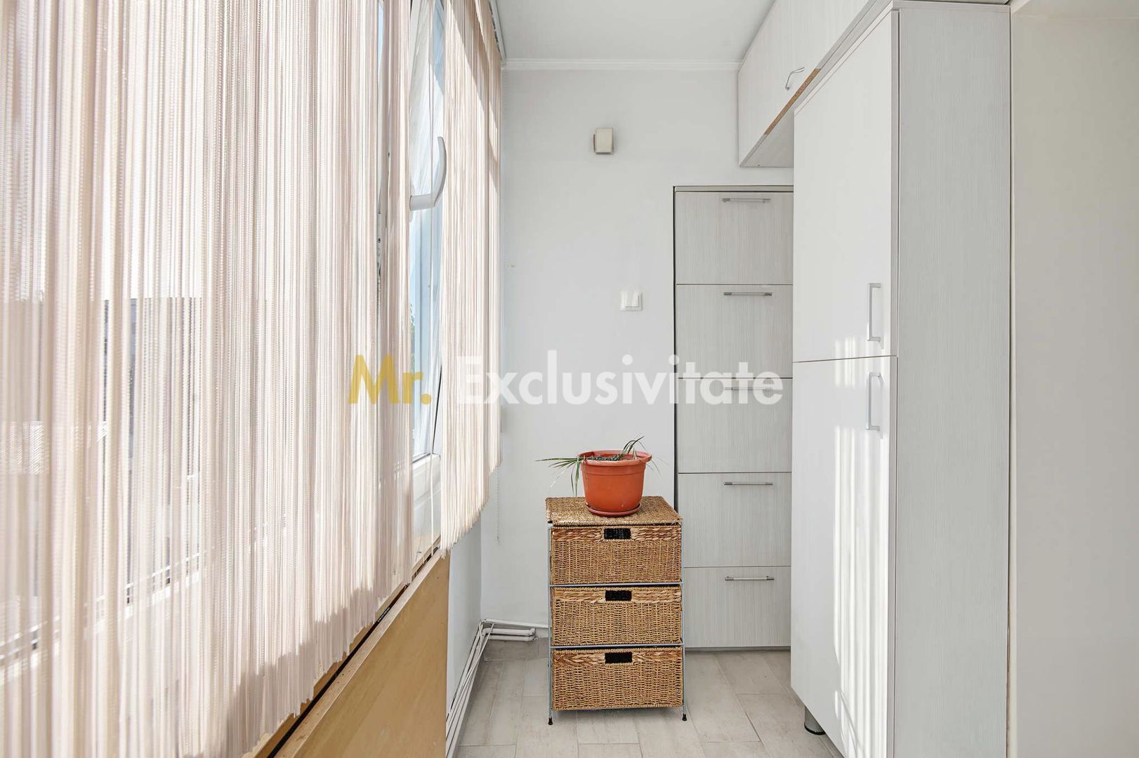 Central-Eremia, ap. 3 camere, 2 băi + boxă,proaspăt zugrăvit, et.2 - Poză 22